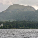 Petit château sur un loch le long de la route.